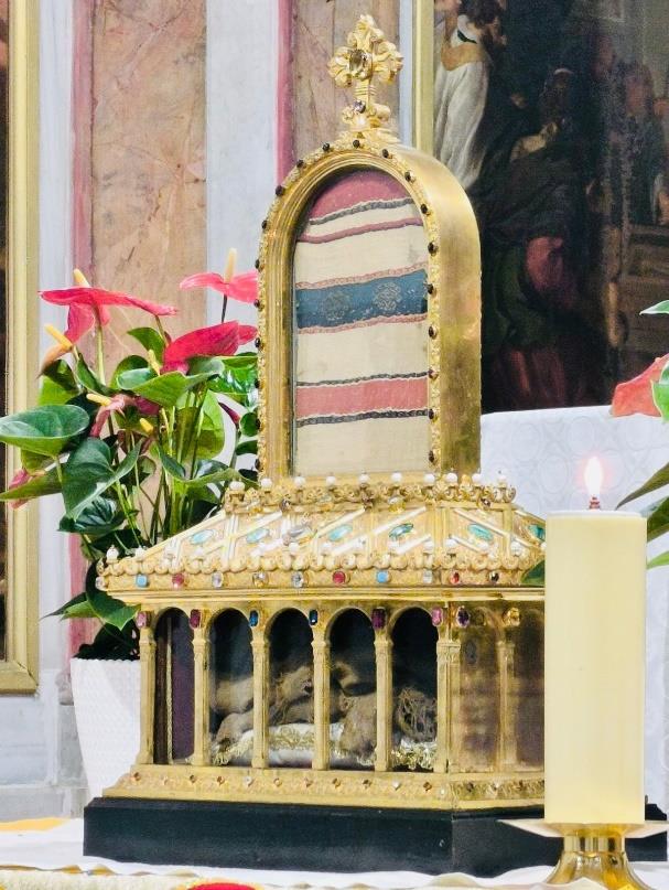 Relicario dorado de Santa Anastasia que custodia el velo de la Virgen y el manto de San José