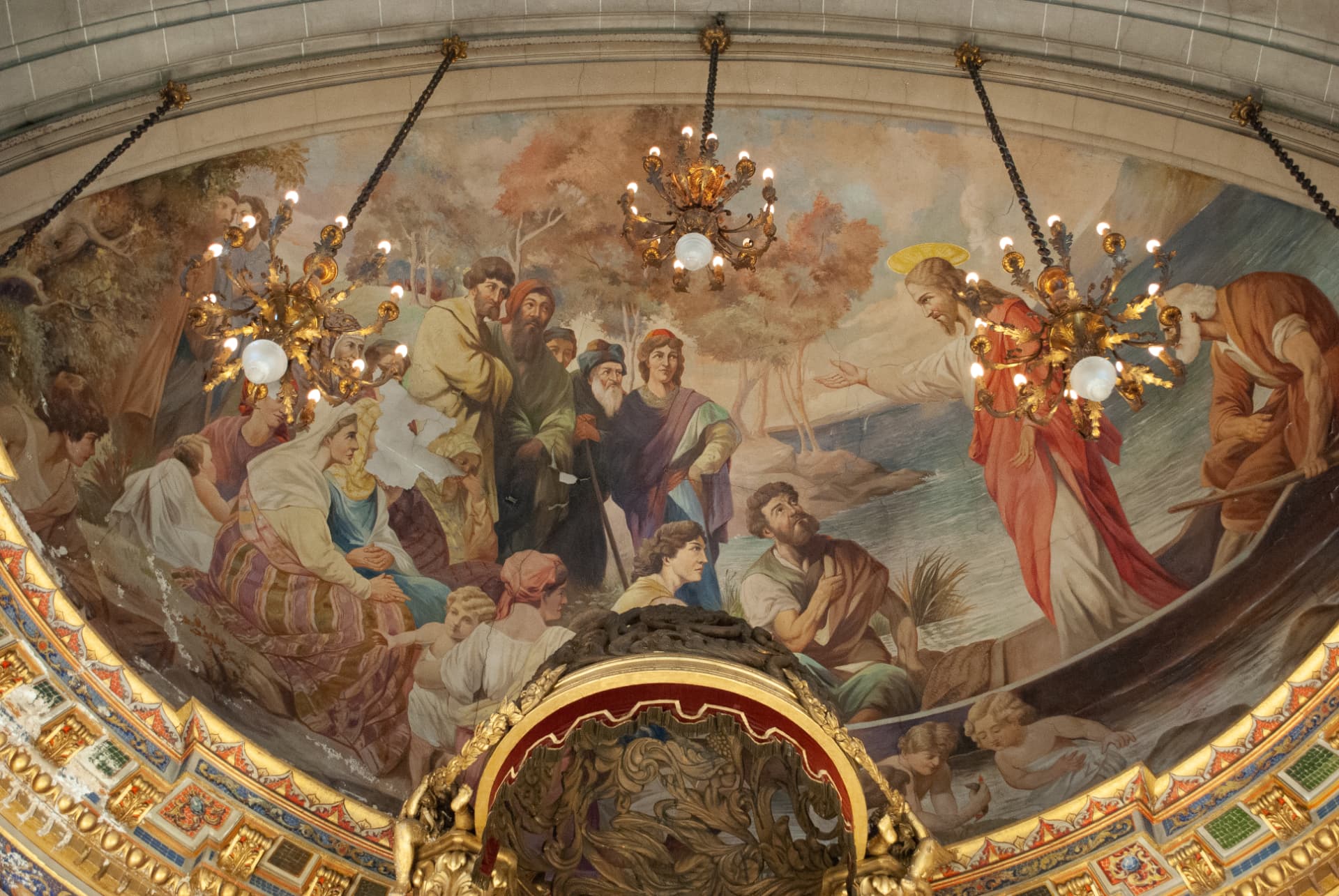 Interior histórico del templo, testigo de la vida escolar
