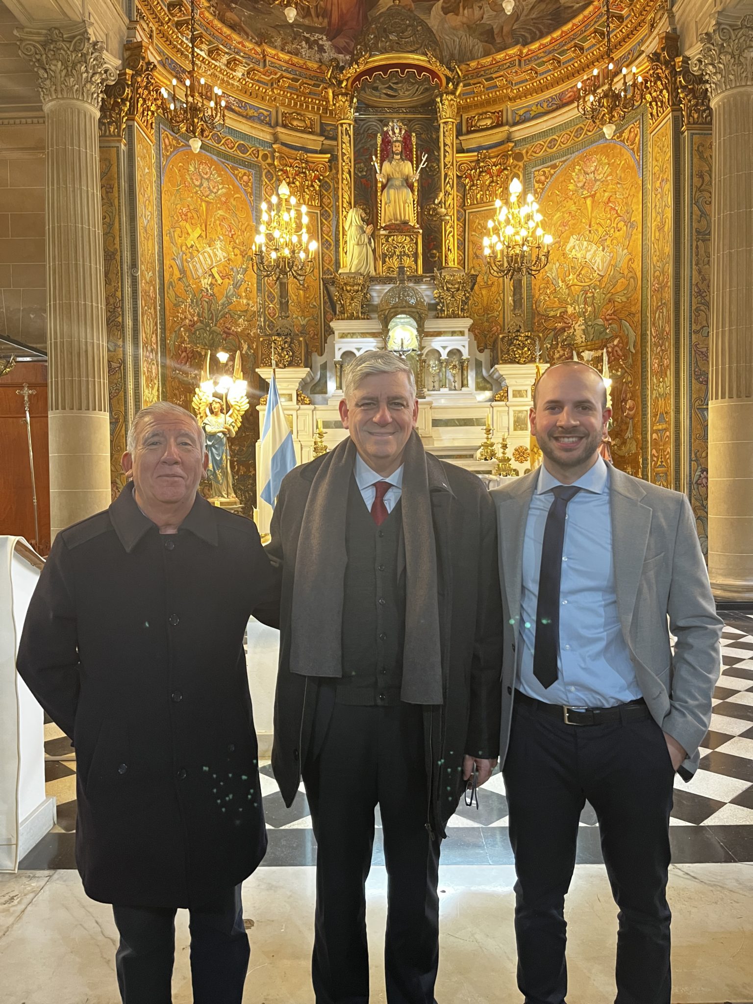Marcelo Troncoso junto a Ignacio Semeria y un miembro de la comunidad frente al altar mayor