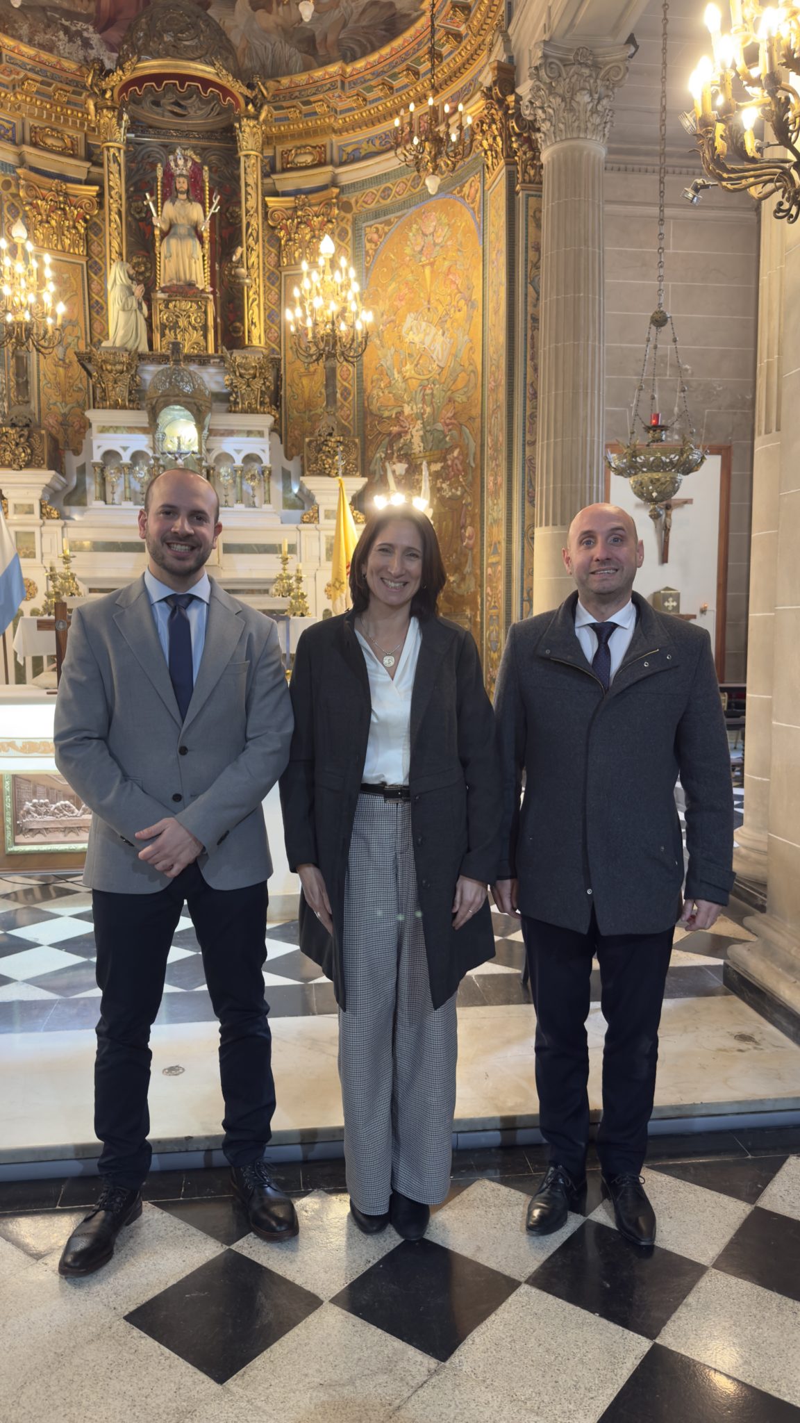 Autoridades de la Red Educativa Fasta posando en el presbiterio de la Capilla