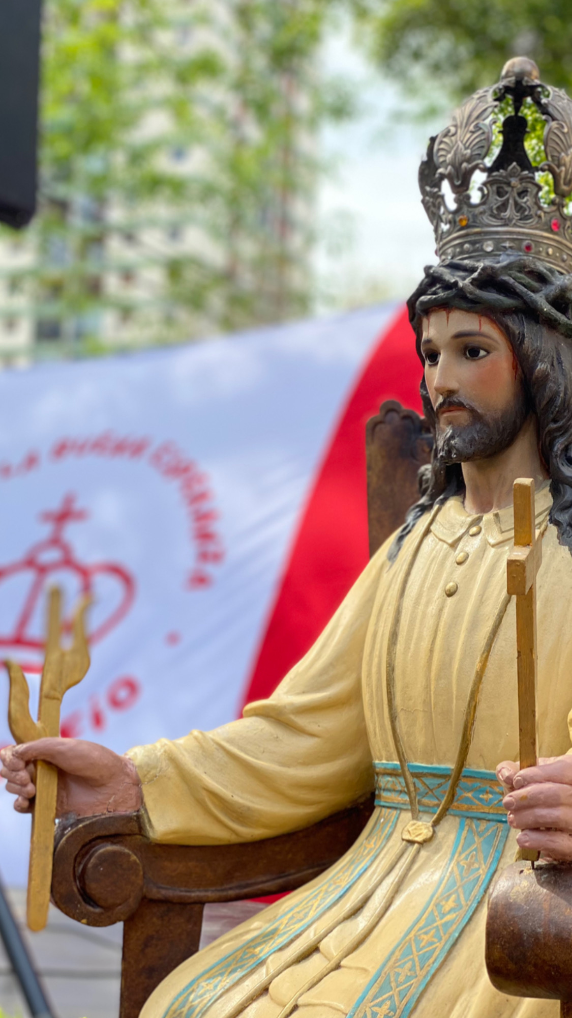 Jesús de la Buena Esperanza con su corona, ante el estandarte de la Capilla