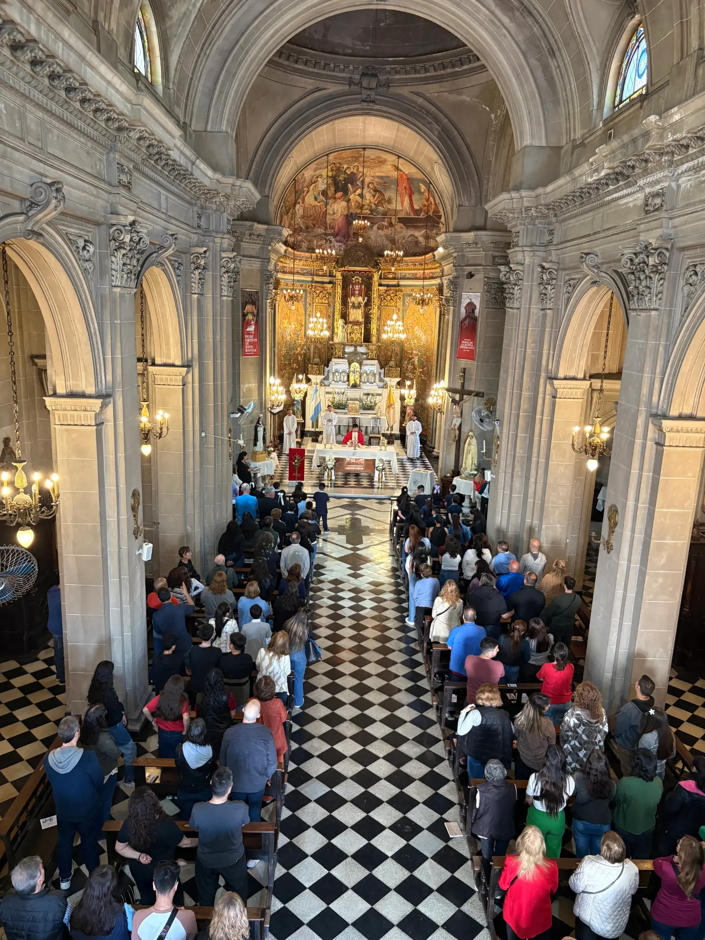 La nave de la Capilla colmada de fieles durante la misa, vista desde el coro