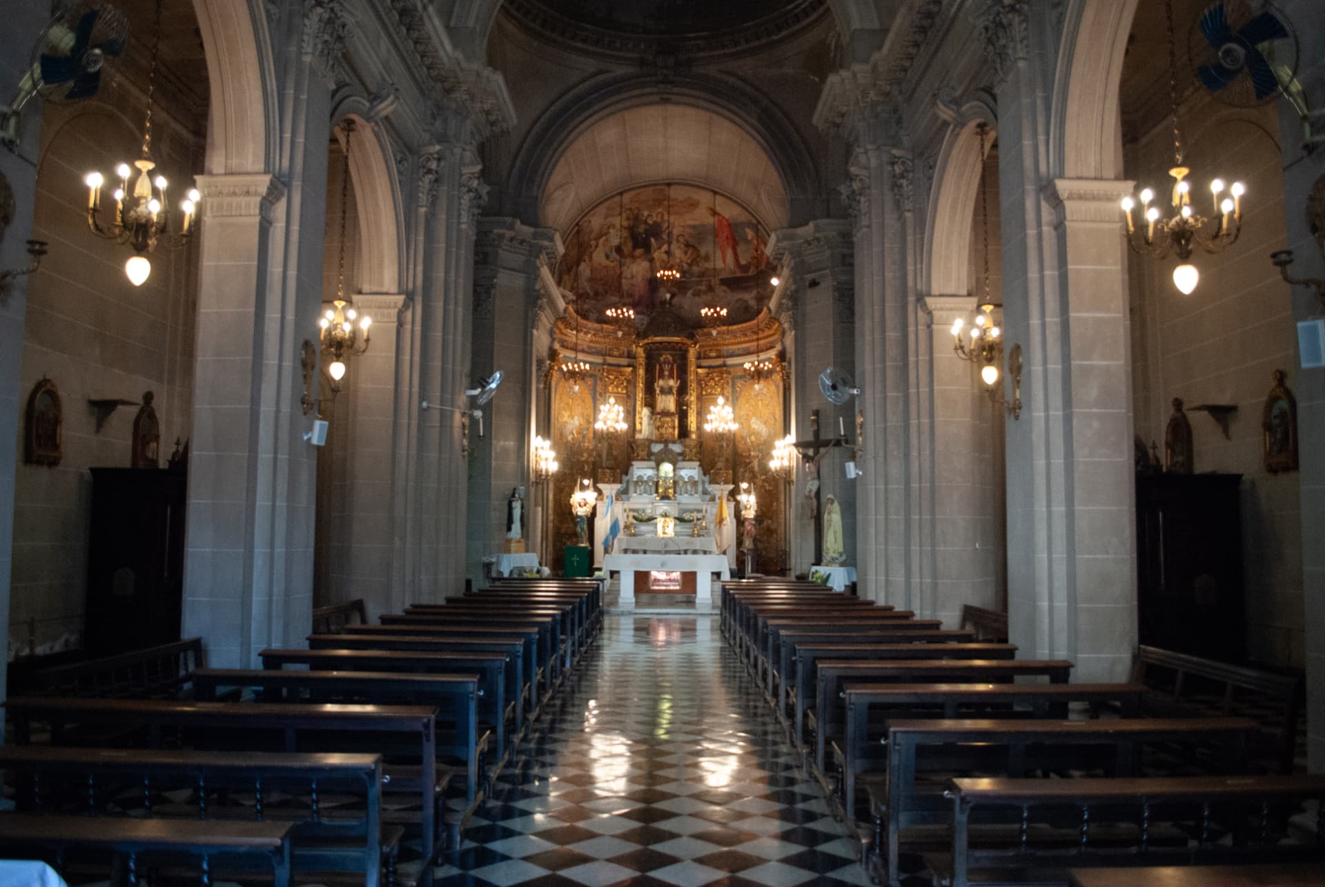 Nave central de la Capilla con el altar mayor iluminado