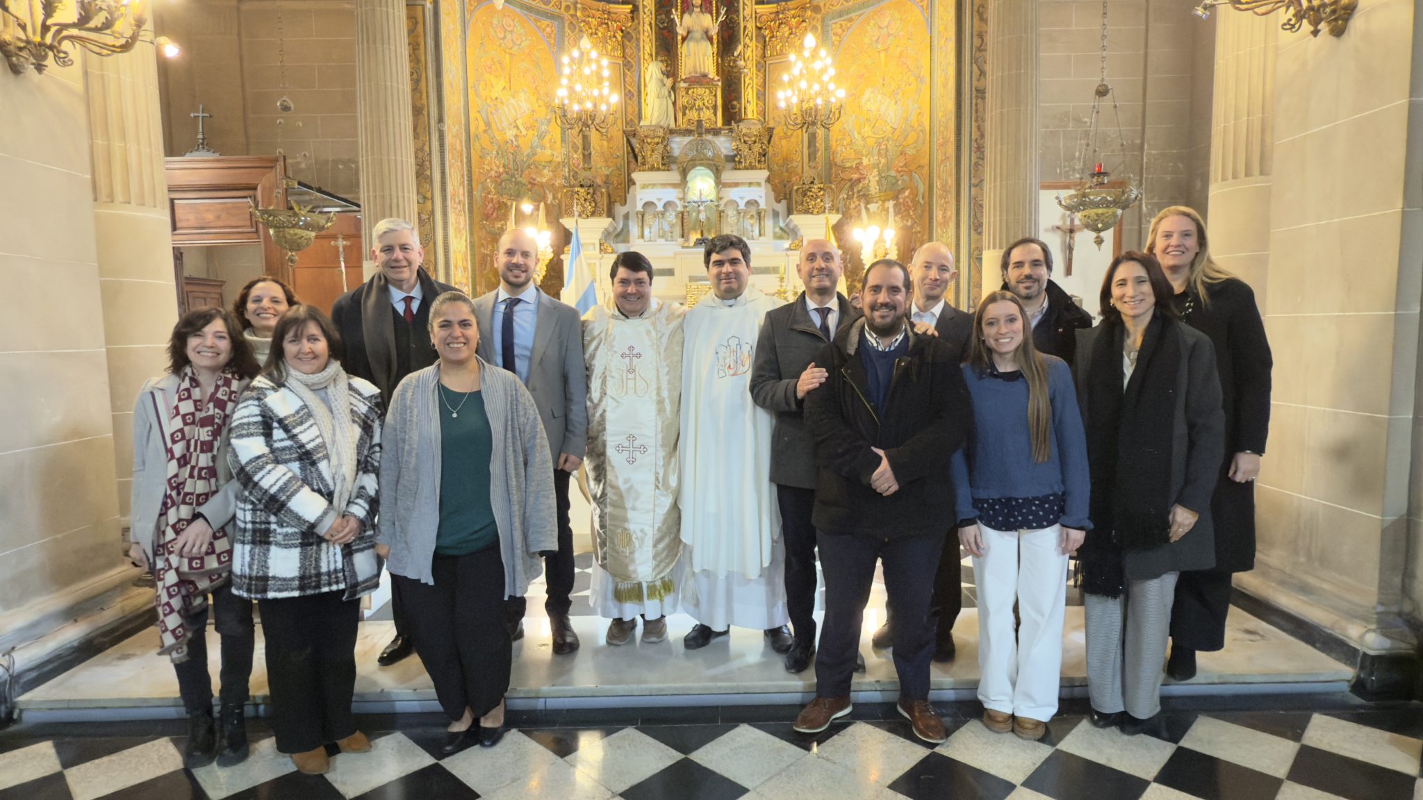 Autoridades y comunidad educativa reunidas frente al altar mayor de la Capilla tras la Misa