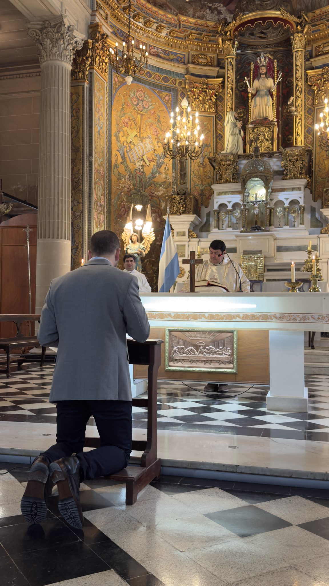 Ignacio Martín Semeria arrodillado ante el altar de la Capilla durante la entrega de la missio